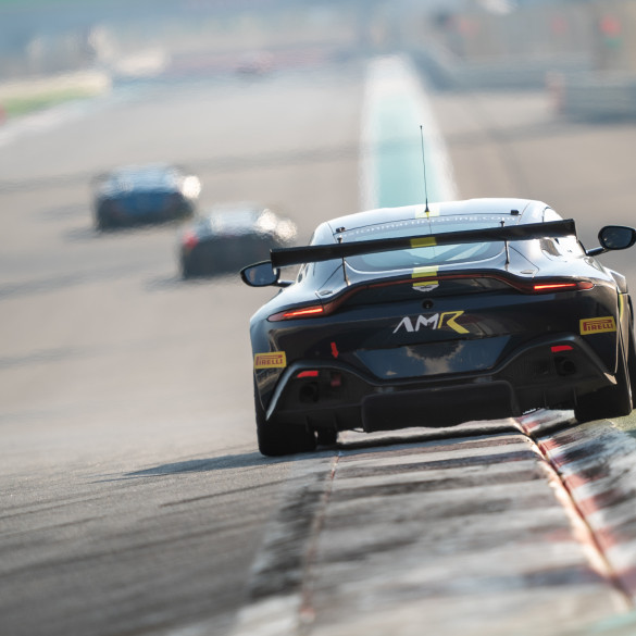 Aston Martin GT4